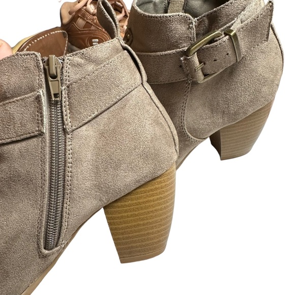 Qupid Taupe Suede Ankle Booties Stacked Block Heel Buckle Strap Side Zip Size 7M - Picture 3 of 7
